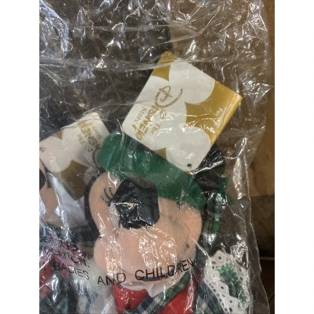 Disney Store Scottish Globetrotting Mickey & Minnie 8